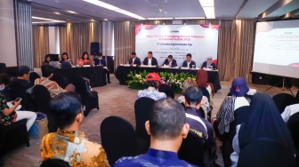 (dari kiri ke kanan) Jajaran Direksi PT Arkadia Digital Media Tbk, Komisaris Independen Ariyo Ali Suprapto, Komisaris Iwa Sukresno Karunia, Komisaris Utama Stephen Kurniawan, Direktur Utama Suwarjono dan Direktur Popi Puspitasari saat Rapat Umum Pemegang Saham Tahunan (RUPST) di Kimaya Hotel Jakarta, Jumat (12/6/2026). [Suara.com/Alfian Winanto]