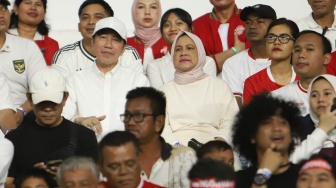 Presiden ketujuh RI Joko Widodo (kedua kiri) bersama istri Iriana Joko Widodo (ketiga kanan) menyaksikan pertandingan semifinal Piala AFF U-19 2026 antara Indonesia U-19 melawan Australia U-19 di Stadion Utama Sumatera Utara, Kabupaten Deli Serdang, Sumatera Utara, Kamis (11/6/2026). [ANTARA FOTO/Yudi Manar/Lmo/sgd]