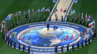 Penyanyi Andrea Bocelli (kiri) dan EJAE (kanan) tampil dalam seremoni pembukaan Piala Dunia 2026 di Stadion Azteca, Mexico City, Meksiko, Kamis (11/6/2026). [ANTARA FOTO/Aditya Pradana Putra/sgd]