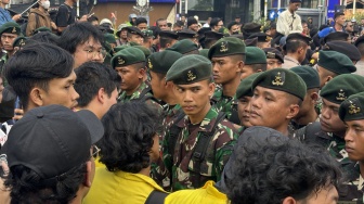 Massa Demo Mahasiswa dan Ojol Bersatu Lawan Barikade TNI-Polri Menuju Bundaran HI