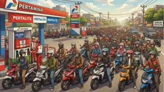 Harga Pertamax Naik, Rakyat Kecil Kini 'Dipaksa' Olahraga Gratis di SPBU