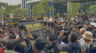 Belum Sampai Bundaran HI, Aksi Mahasiswa Sudah Diwarnai Bentrokan dengan Aparat