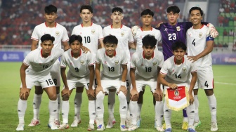 Timnas Indonesia U-19 berfoto bersama sebelum pertandingan melawan Australia U-19 pada pertandingan semifinal Piala AFF U-19 2026 di Stadion Utama Sumatera Utara, Kabupaten Deli Serdang, Sumatera Utara, Kamis (11/6/2026). [ANTARA FOTO/Yudi Manar/Lmo/sgd]
