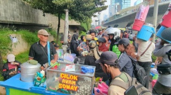 Kisah Ade dan Obed, PKL yang Ketiban Rezeki Nomplok di Tengah Riuhnya Demo Mahasiswa di Bundaran HI