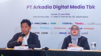 Direktur Utama Suwarjono (kiri) dan Direktur Popi Puspitasari (kanan) saat menyampaikan Paparan Publik di Kimaya Hotel Jakarta, Jumat (12/6/2026). [Suara.com/Alfian Winanto]