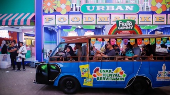 Aktivitas warga saat mengunjungi Jakarta Fair 2026 di Jiexpo Kemayoran, Jakarta, Kamis (11/6/2026). [Suara.com/Alfian Winanto]
