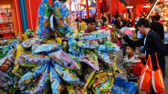 Aktivitas warga saat mengunjungi Jakarta Fair 2026 di Jiexpo Kemayoran, Jakarta, Kamis (11/6/2026). [Suara.com/Alfian Winanto]
