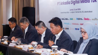 (dari kiri ke kanan) Jajaran Direksi PT Arkadia Digital Media Tbk, Komisaris Independen Ariyo Ali Suprapto, Komisaris Iwa Sukresno Karunia, Komisaris Utama Stephen Kurniawan, Direktur Utama Suwarjono dan Direktur Popi Puspitasari saat Rapat Umum Pemegang Saham Tahunan (RUPST) di Kimaya Hotel Jakarta, Jumat (12/6/2026). [Suara.com/Alfian Winanto]