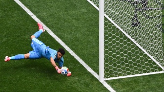 Kiper Tim Nasional Afrika Selatan Ronwen Williams berusaha menyelamatkan bola yang ditendang pesepak bola Tim Nasional Meksiko dalam laga pembuka Grup A Piala Dunia 2026 di Stadion Azteca, Mexico City, Meksiko, Kamis (11/6/2026). [ANTARA FOTO/Aditya Pradana Putra/sgd]
