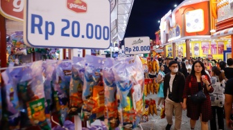 Aktivitas warga saat mengunjungi Jakarta Fair 2026 di Jiexpo Kemayoran, Jakarta, Kamis (11/6/2026). [Suara.com/Alfian Winanto]
