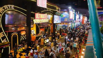 Aktivitas warga saat mengunjungi Jakarta Fair 2026 di Jiexpo Kemayoran, Jakarta, Kamis (11/6/2026). [Suara.com/Alfian Winanto]
