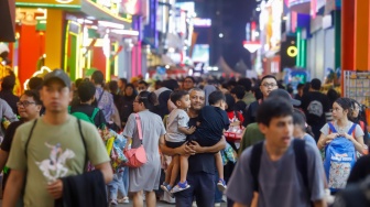 Aktivitas warga saat mengunjungi Jakarta Fair 2026 di Jiexpo Kemayoran, Jakarta, Kamis (11/6/2026). [Suara.com/Alfian Winanto]
