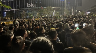 Mahasiswa Sudah Pergi, Massa Berbaju Hitam Masih Bertahan di Depan Menara BCA Sudirman