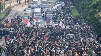 Jeritan Parau Emak-emak di Hadapan Pasukan Brimob Bundaran HI
