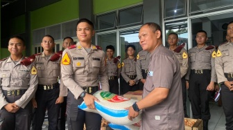 Sentuhan Hangat Taruna AKPOL Angkatan 60: Berbagi Ceria dan Sembako di Panti Jompo Solo
