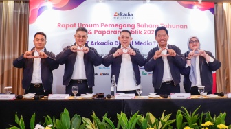 (dari kiri ke kanan) Jajaran Direksi PT Arkadia Digital Media Tbk, Komisaris Independen Ariyo Ali Suprapto, Komisaris Iwa Sukresno Karunia, Komisaris Utama Stephen Kurniawan, Direktur Utama Suwarjono dan Direktur Popi Puspitasari foto bersama usai Rapat Umum Pemegang Saham Tahunan (RUPST) di Kimaya Hotel Jakarta, Jumat (12/6/2026). [Suara.com/Alfian Winanto]