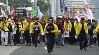 Mahasiswa melakukan long march saat aksi unjuk rasa di Jalan Jenderal Sudirman, Jakarta, Jumat (12/6/2026). [ANTARA FOTO/Indrianto Eko Suwarso/bar]