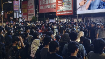 Massa Bertahan di Gejayan Meski Aksi Selesai, Bunyi Klakson - Seruan Turunkan Prabowo Terus Menggema