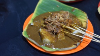 Daging Empuk hingga Ceker Lumer: Mengintip Menu Andalan di Sate Padang Doni