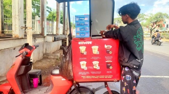 Lulusan SMA Unggulan Makassar Jual Es Kopi Keliling: Kisah Wahyudi dan Mimpi yang Tertunda