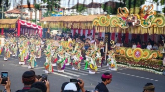 Wisatawan Austria di Balik Megahnya Pawai Pembukaan PKB 2026: 'Saya Tidak Peduli Panas!'