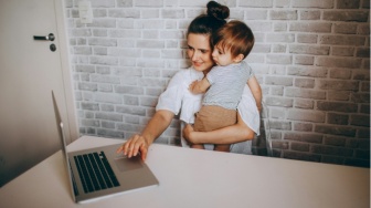 The Motherhood Penalty: Dosa Karier yang Harus Dibayar Mahal oleh Perempuan