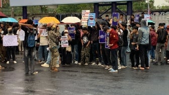 Diguyur Hujan, Ratusan Mahasiswa dan Elemen Sipil Padati Gejayan Gelar Seruan Bersama