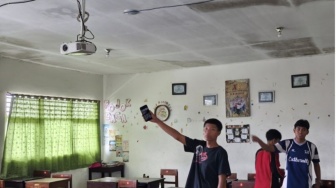 Saat Hujan Turun, Siswa SMAN 1 Cepu Terpaksa Geser Meja di Tengah Pelajaran Akibat Atap Bocor