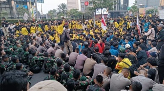 Viral TNI Ikut Hadang Massa Mahasiswa saat Demo di Bundaran HI, Kapuspen: Atas Permintaan Polri