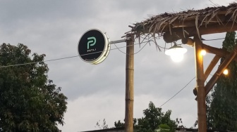 Nyore di Kafe Petli: Cerita Reuni dan Langit Senja yang Memilih Sembunyi