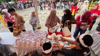 Beras 5 Kg Cuma Rp54 Ribu, Warga Bogor Rela Antre Sejak Pagi di Stadion Pakansari