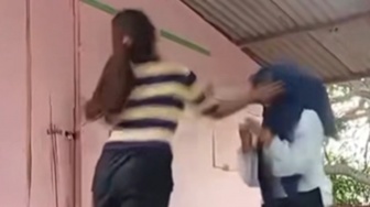 Video Aksi Bullying Remaja Berjilbab di Batam, Dihajar Tak Melawan
