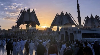 Umat Islam dari berbagai negara berjalan di pelataran Masjid Nabawi, Madinah, Arab Saudi, Jumat (12/6/2026). [ANTARA FOTO/Citro Atmoko/sgd/tom]