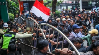 Sejumlah massa melakukan demonstrasi di depan gedung Kementerian Imipas, Jakarta, Senin (15/6/2026). [Suara.com/Alfian Winanto]