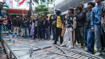 Sejumlah massa melakukan demonstrasi di depan gedung Kementerian Imipas, Jakarta, Senin (15/6/2026). [Suara.com/Alfian Winanto]