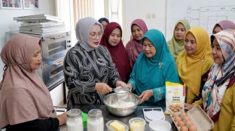 Ibu Dian, Nasabah PNM Lampung yang Menggerakkan Perempuan untuk Berani Berdaya