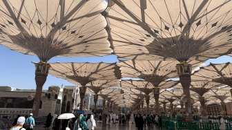 Umat Islam dari berbagai negara berjalan di pelataran Masjid Nabawi, Madinah, Arab Saudi, Jumat (12/6/2026). [ANTARA FOTO/Citro Atmoko/sgd/tom]