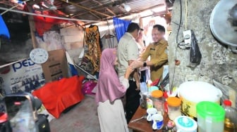 Cek Langsung Penerima BSPS di Jakbar, Mendagri Dorong Pemda Perluas Dukungan Bedah Rumah lewat APBD