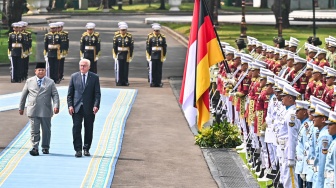 Presiden Prabowo Subianto (kiri) bersama Presiden Jerman Frank Walter Steinmeier (kanan) berjalan memeriksa pasukan di Istana Merdeka, Jakarta, Senin (15/6/2026). [ANTARA FOTO/Bayu Pratama S/hma/kye]