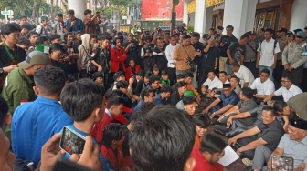 Kesal Tak Ditemui Wali Kota, Mahasiswa Paksa Masuk Kantor DPRD Balikpapan
