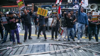 Sejumlah massa melakukan demonstrasi di depan gedung Kementerian Imipas, Jakarta, Senin (15/6/2026). [Suara.com/Alfian Winanto]