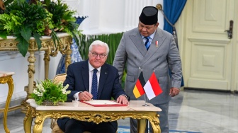 Presiden Prabowo Subianto (kanan) menyaksikan Presiden Republik Federal Jerman Frank-Walter Steinmeier (kiri) menandatangani buku tamu saat kunjungan kenegaraan di Istana Merdeka, Jakarta, Senin (15/6/2026). [ANTARA FOTO/Galih Pradipta/hma/kye]