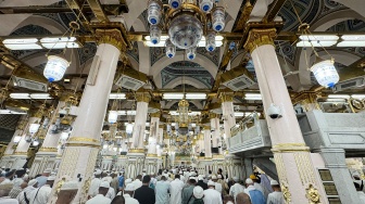Umat Islam menunaikan salat di area Raudhah, Masjid Nabawi, Madinah, Arab Saudi, Jumat (12/6/2026). [ANTARA FOTO/Citro Atmoko/sgd/tom]