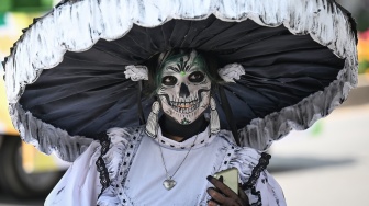 Peserta berkostum karakter tradisional Meksiko, Catrina mengikuti Gran Desfile Mundialista atau Parade Akbar Piala Dunia 2026 di Paseo de la Reforma, Mexico City, Meksiko, Sabtu (13/6/2026) waktu setempat. [ANTARA FOTO/Aditya Pradana Putra/kye]