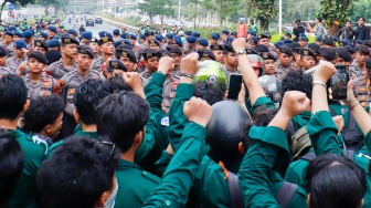 Mahasiswa Universitas Muhammadiyah Prof. Dr. HAMKA (Uhamka) dihadang pihak kepolisian saat menggelar aksi menuju kawasan Bundaran HI di Jalan Jenderal Sudirman, Jakarta, Senin (15/6/2026). [Suara.com/Alfian Winanto]