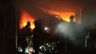 Dinding Gudang Sembako Terpaksa Dijebol Demi Taklukkan Amuk Api di Banjaran Kediri