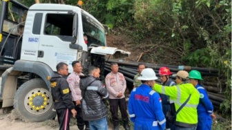Rem Blong di Tikungan Maut Leter S, Sopir Tronton Angkut Pipa PGE Pilih Tabrak Tebing