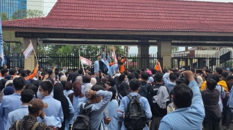 Sudah Berjam-jam Bertahan, Mahasiswa Terus Berorasi soal BBM hingga MBG di DPRD
