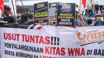 Sejumlah massa melakukan demonstrasi di depan gedung Kementerian Imipas, Jakarta, Senin (15/6/2026). [Suara.com/Alfian Winanto]
