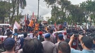 Harga BBM Naik Tinggi, Mahasiswa Demo DPRD Balikpapan
